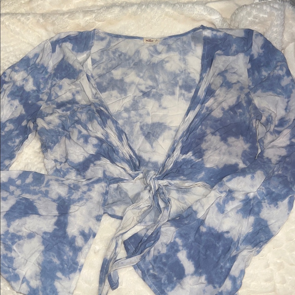 Hollister size M Blue and White Tie-Dye Top tie knot front